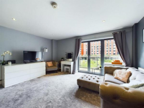 Cosy studio with balcony views